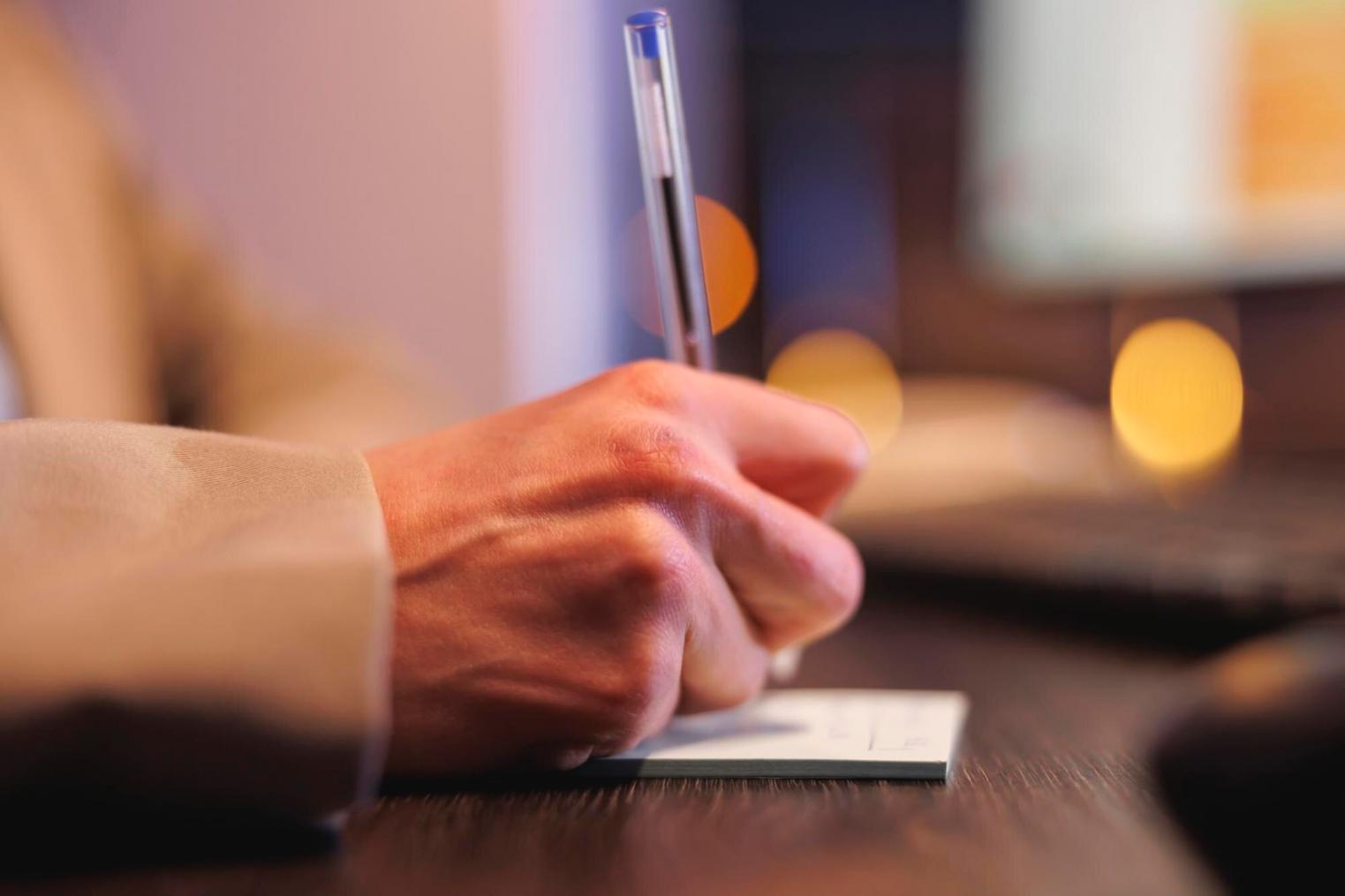 Teilnehmer während einer praktischen Übung im Finanzworkshop